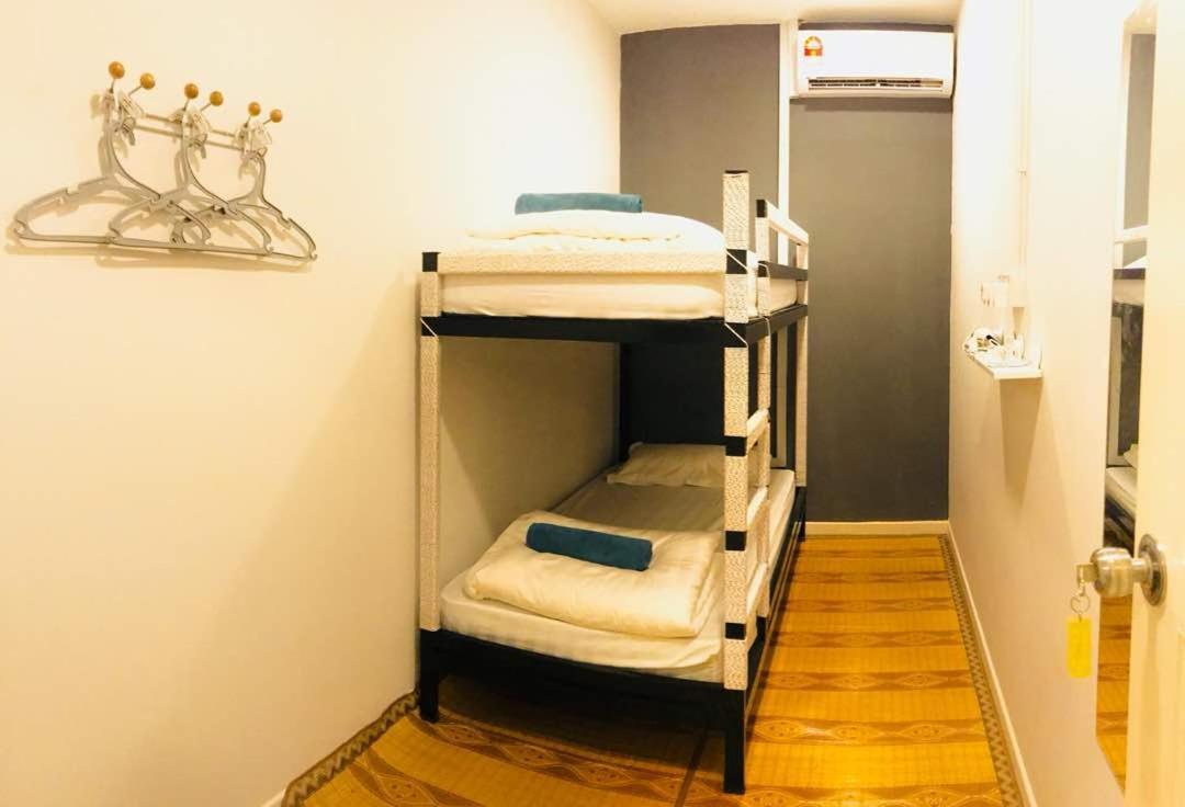 Yellow Duckling Homestay Семпорна Екстериор снимка