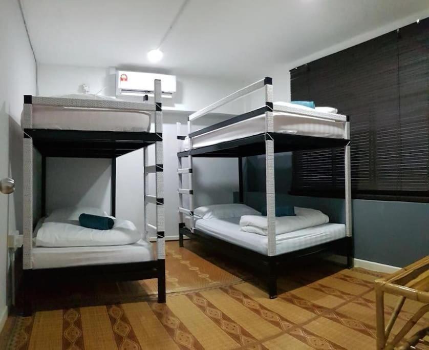 Yellow Duckling Homestay Семпорна Екстериор снимка